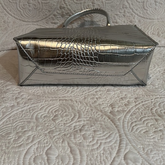 House of Want metallic bag, NWOT - Picture 14 of 16